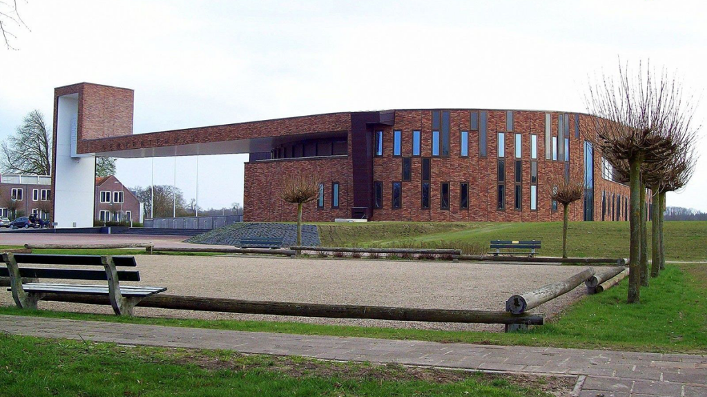 Expositie van Ineke Flierhuis, Anneke Dekker en Riek Feijen in het gemeentehuis